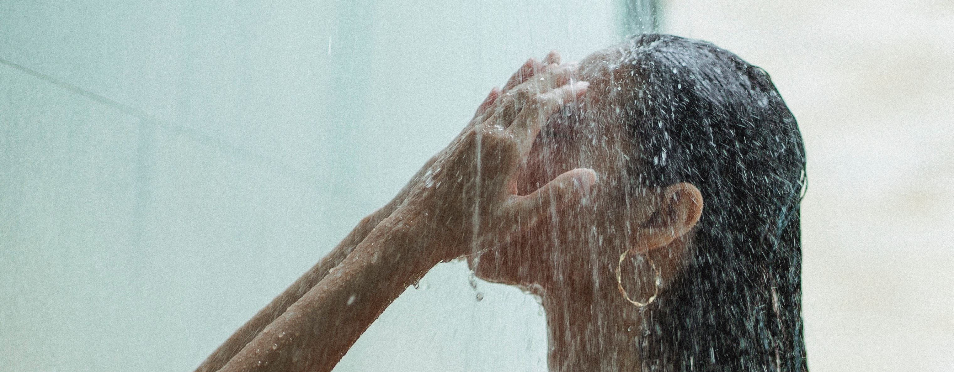 Femme prenant une douche