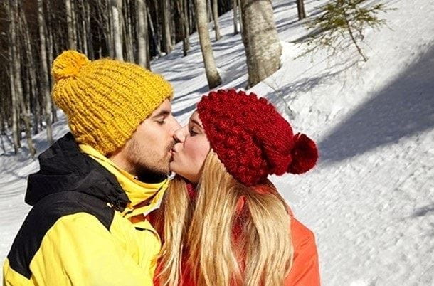 casal a dar um beijo na neve