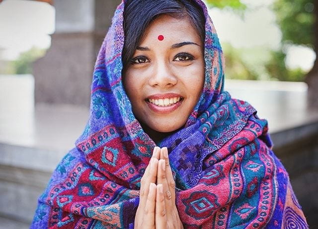 mulher com vestes indianas