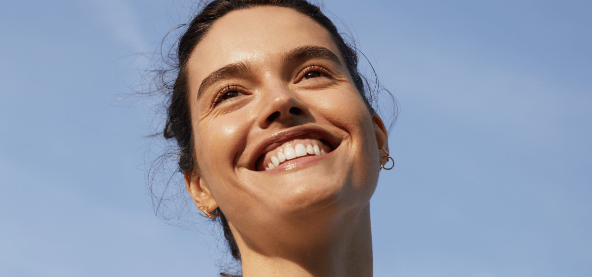 Persona feliz por tener la piel del rostro regenerado 