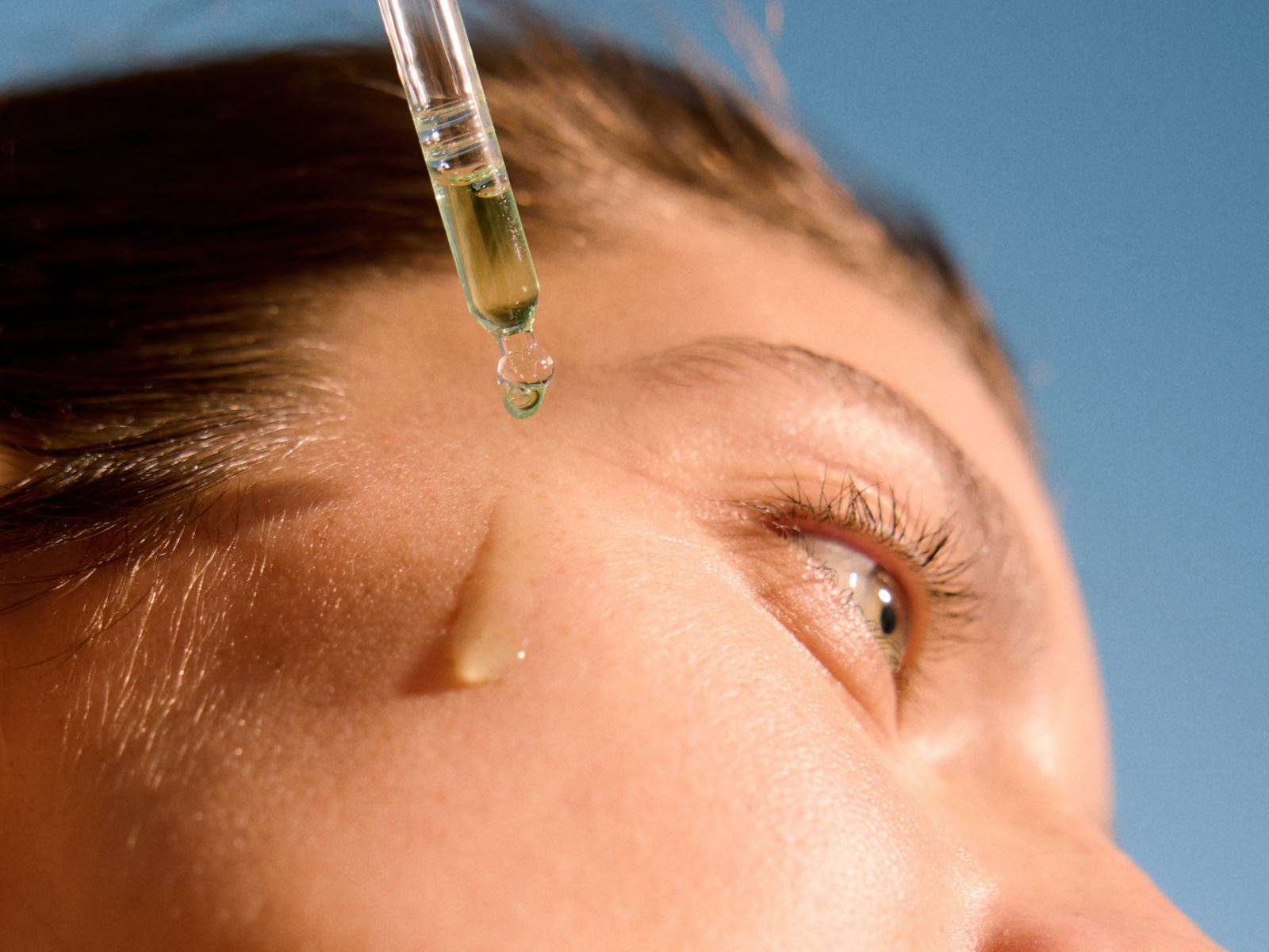 woman applying NIVEA derma rebalance and clear anti-blemish serum for face