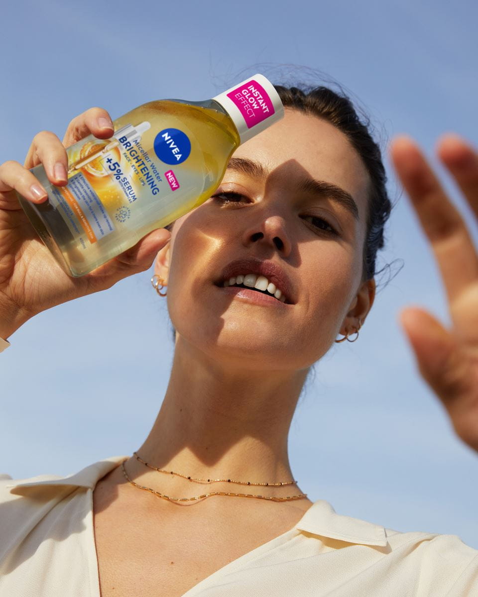 jeune femme utilisant l’eau micellaire infusée de sérum régénérant NIVEA