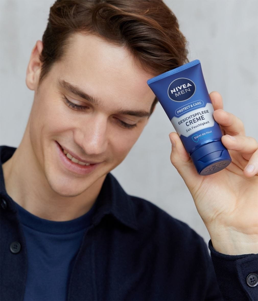 NIVEA MEN Protect & Care Gesichtspflege Creme Produktabbildung mit Model