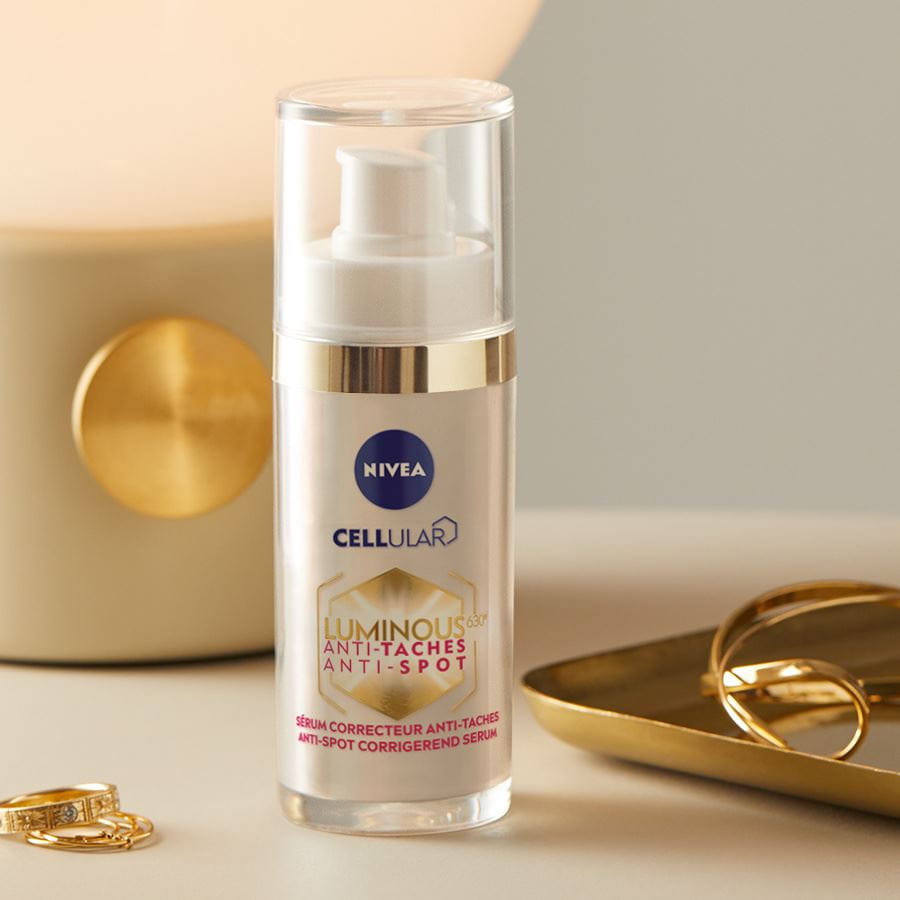 blonde vrouw die NIVEA Cellular Luminous630 Anti Dark-Spot Face Treatment Serum gebruikt