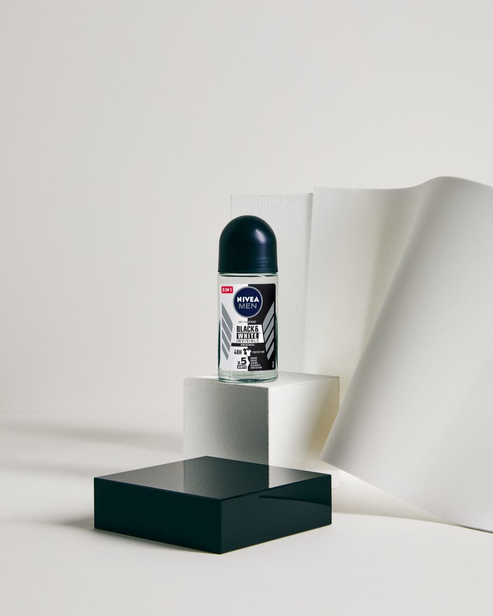 Black & White Invisible Original Roll-On Desodorante Antitranspirante | NIVEA MEN