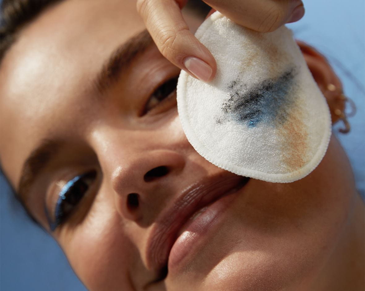 Persona exfoliando su rostro