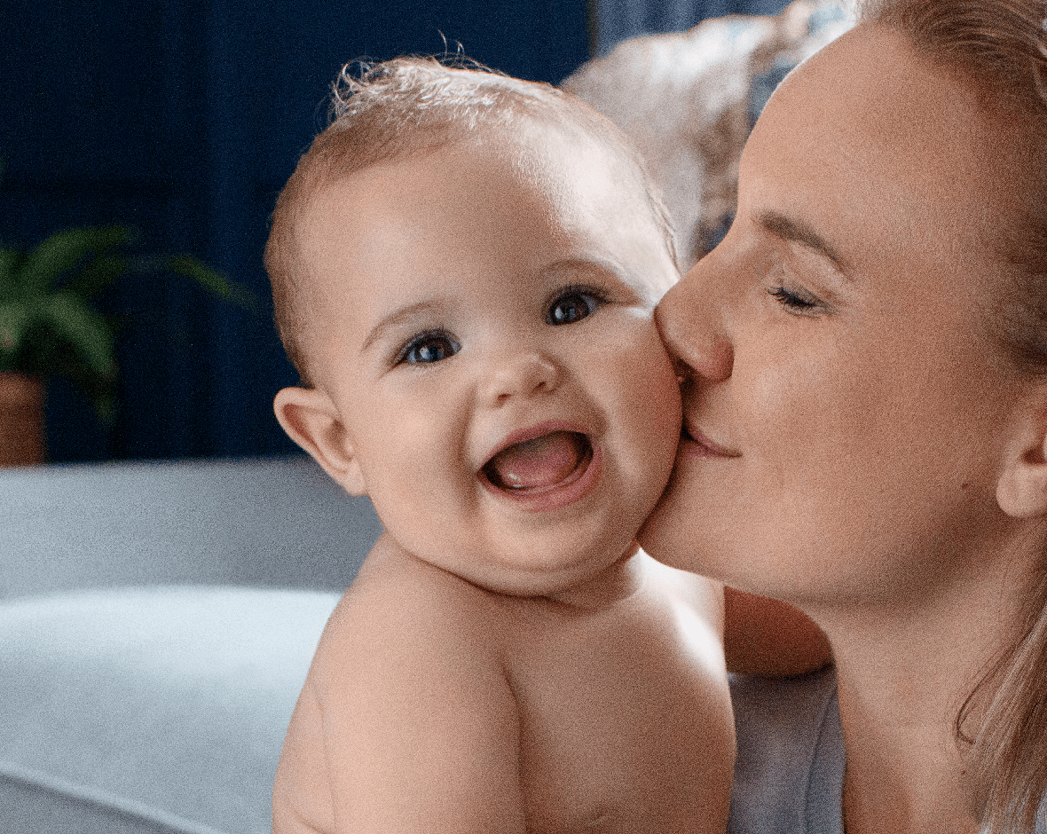 mujer y niña riendo