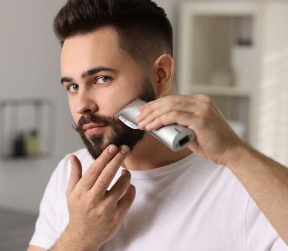 Joven cuidando su barba