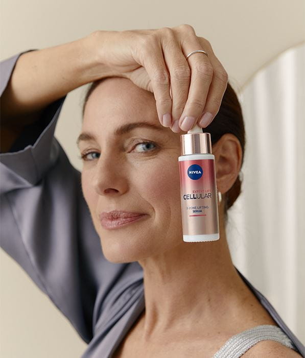 Frau, die Nivea Expert Lift Cellular Serum verwendet