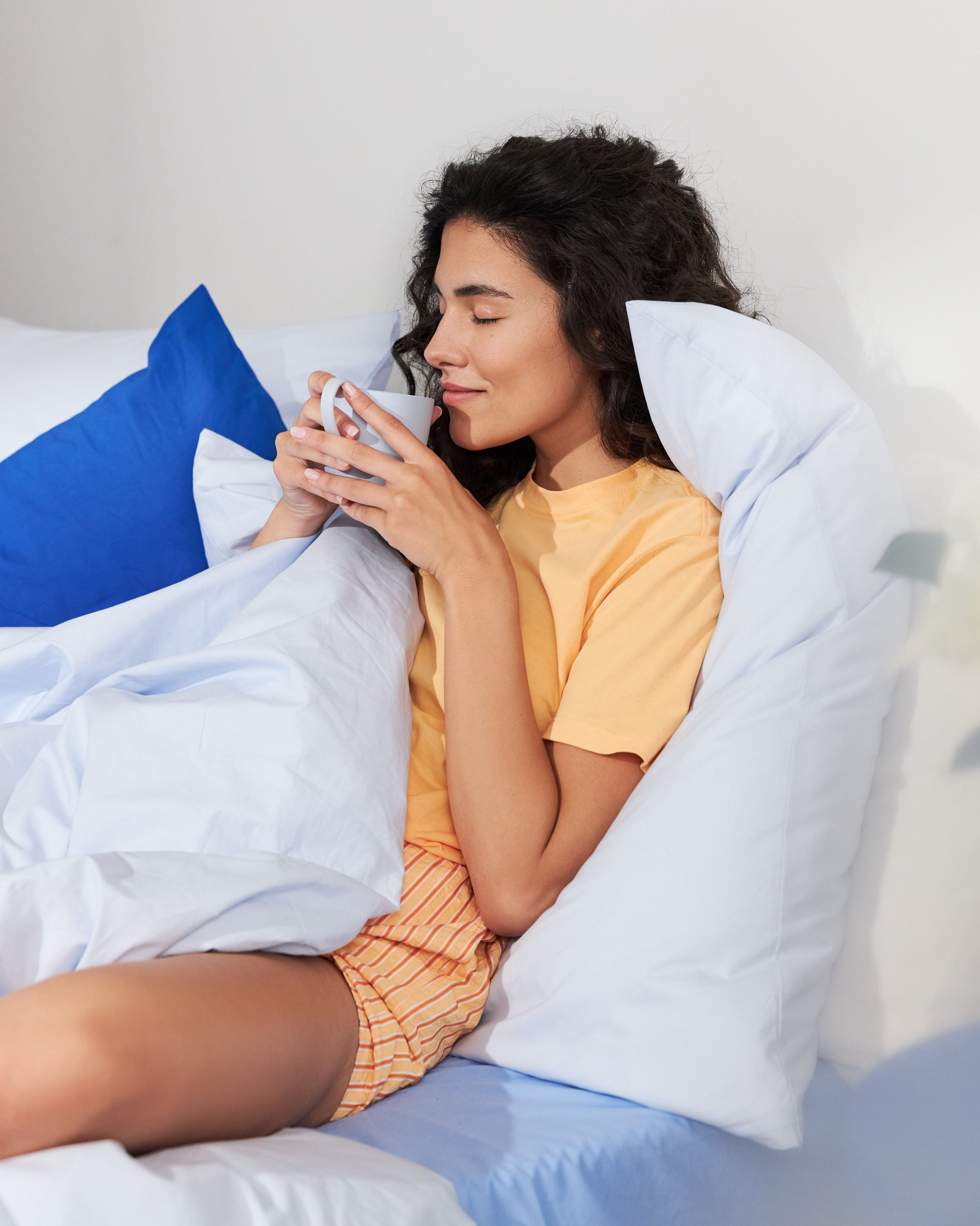 mujer con una taza de té