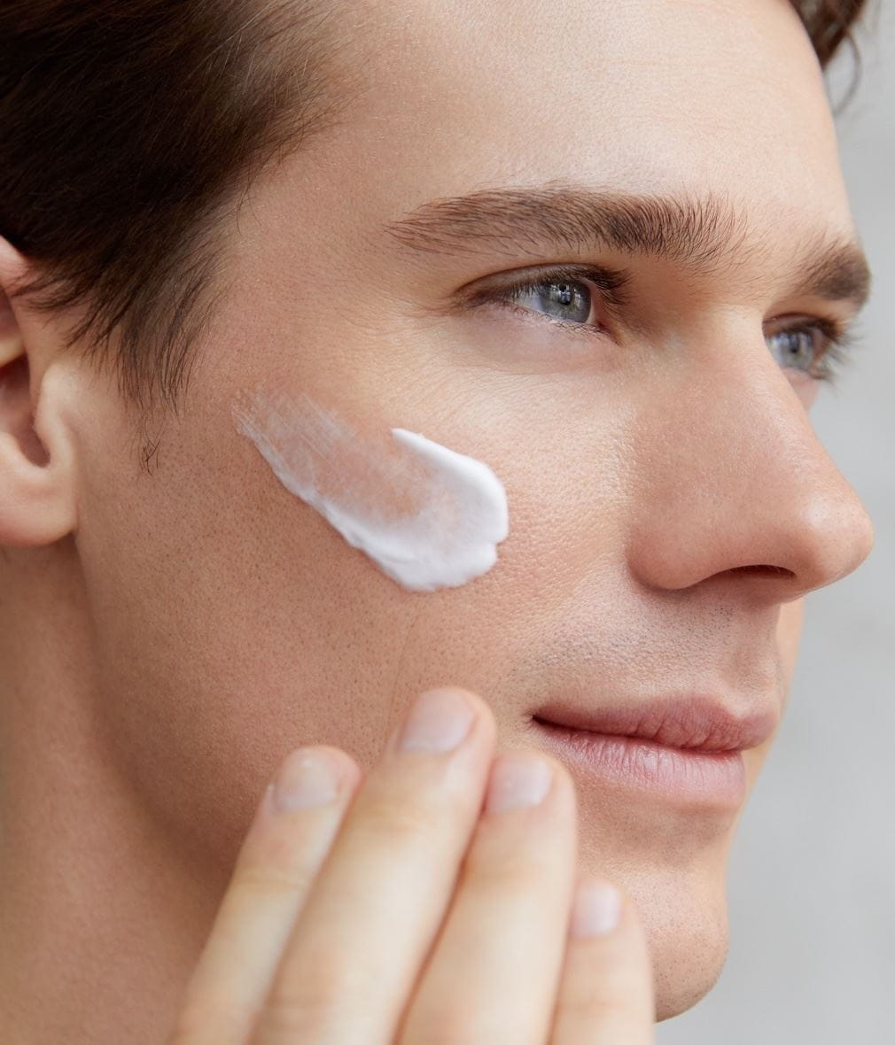 NIVEA MEN Protect & Care Gesichtspflege Creme Produktanwendung am Model