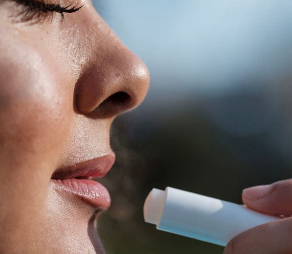 Mujer protegiendo sus labios