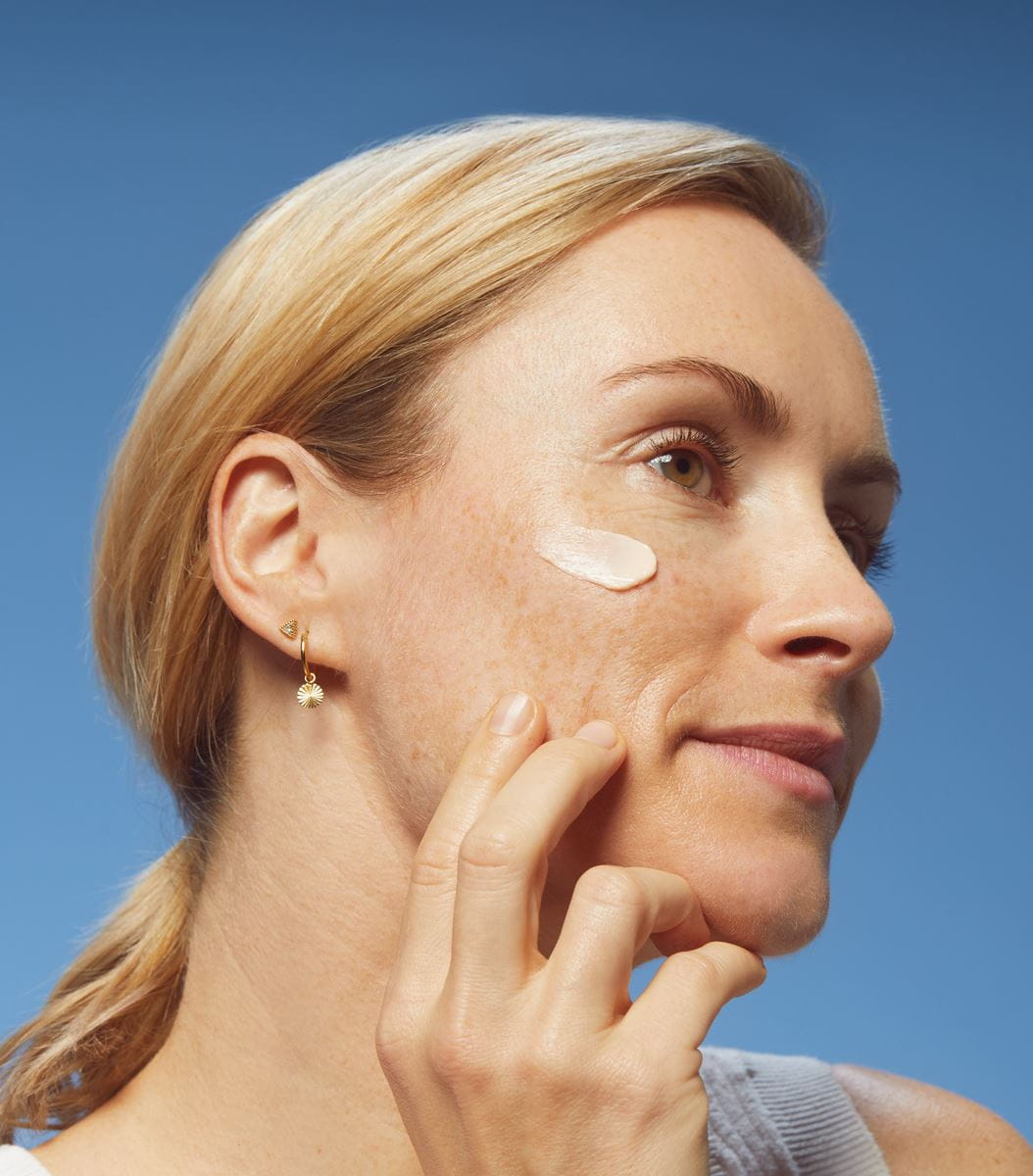 Frau, die Nivea Cellular Luminous Anti Spot Serum verwendet