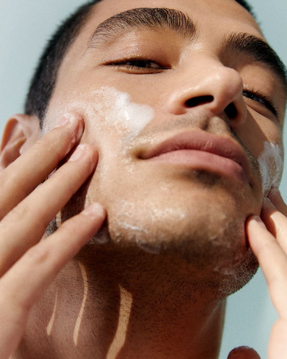Mann reinigt sein Gesicht mit Nivea Derma Skin Clear