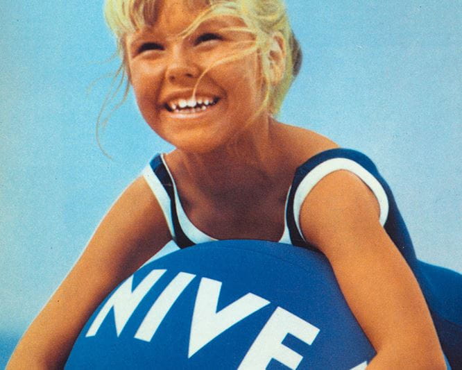 cartaz publicitário bola NIVEA anos 60