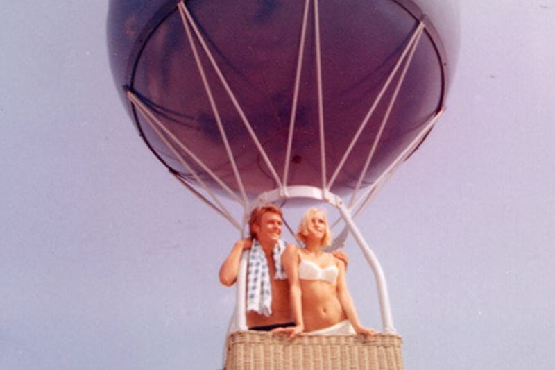 Парень и девушка на воздушном шаре