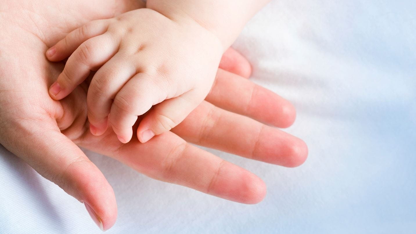 Mamina in dojenčkova roka 