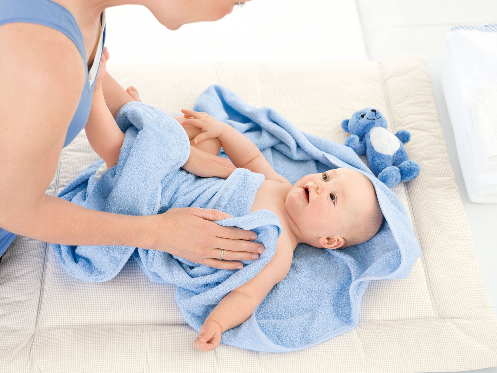 Sécher bébé en douceur avec une serviette