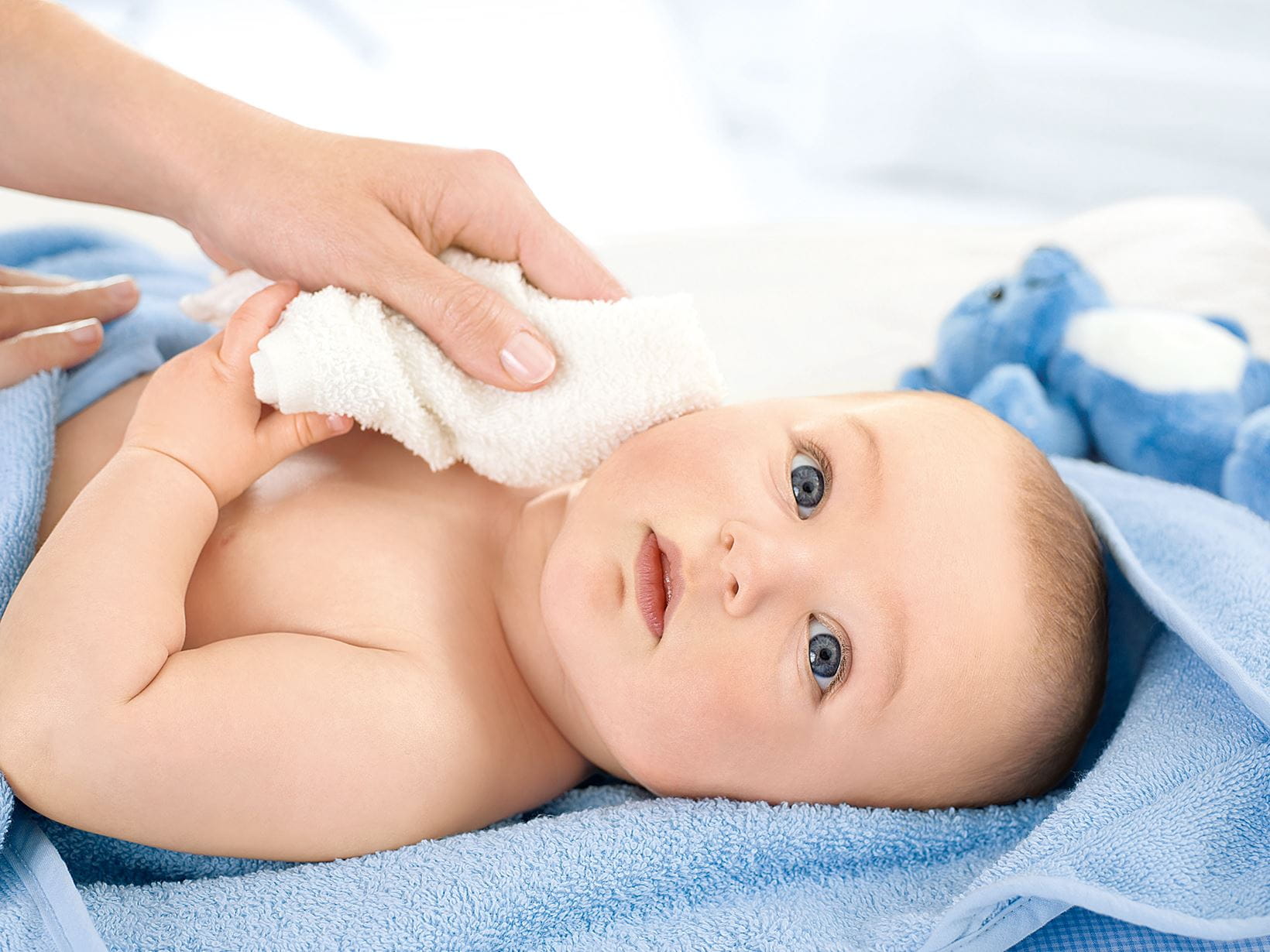 Nettoyer la peau d'un bébé