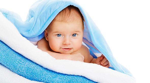 Bebe sous draps bleu avec yeux bleu