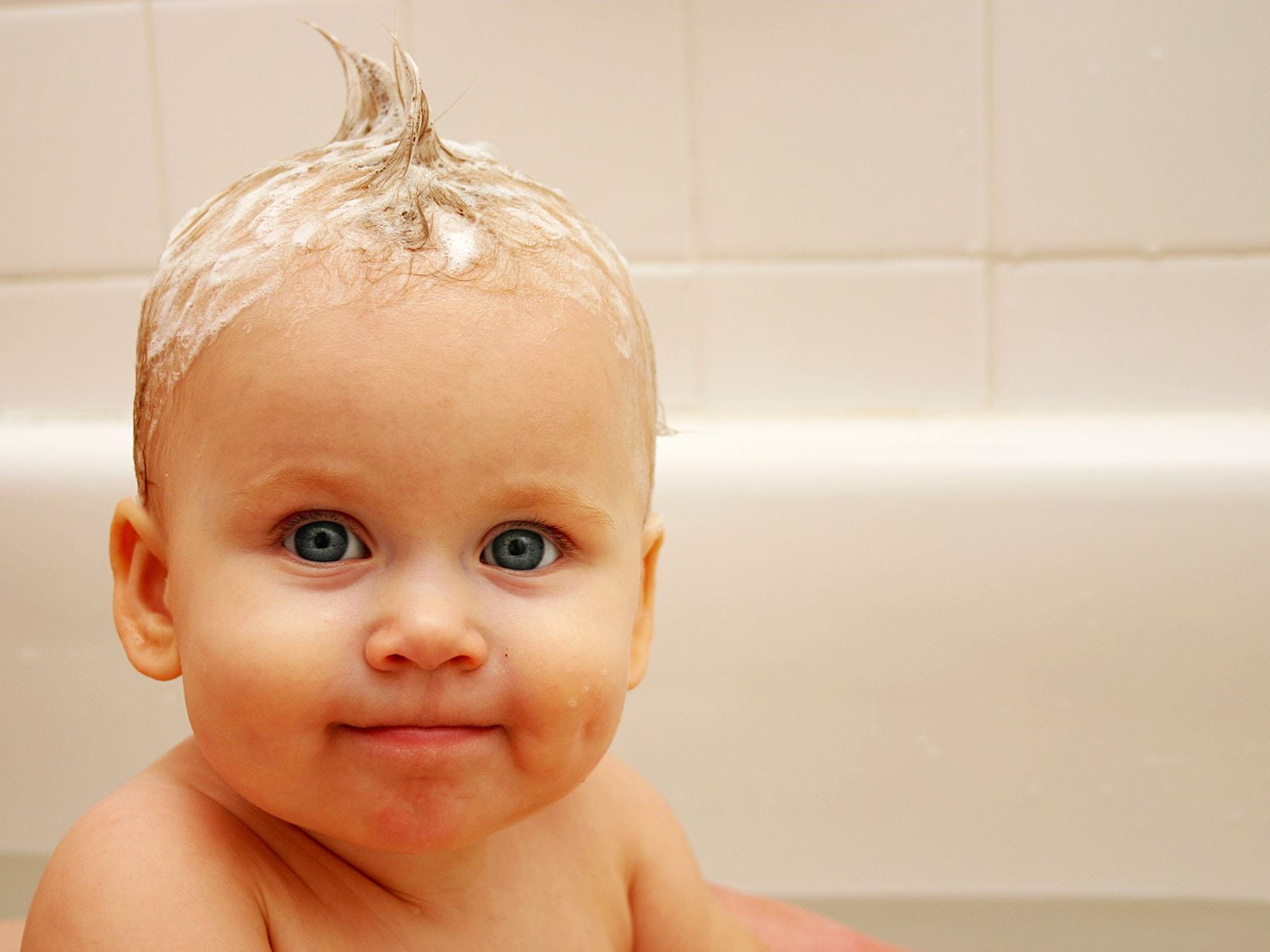 bébé-avec-du-shampooing-sur-la-tête