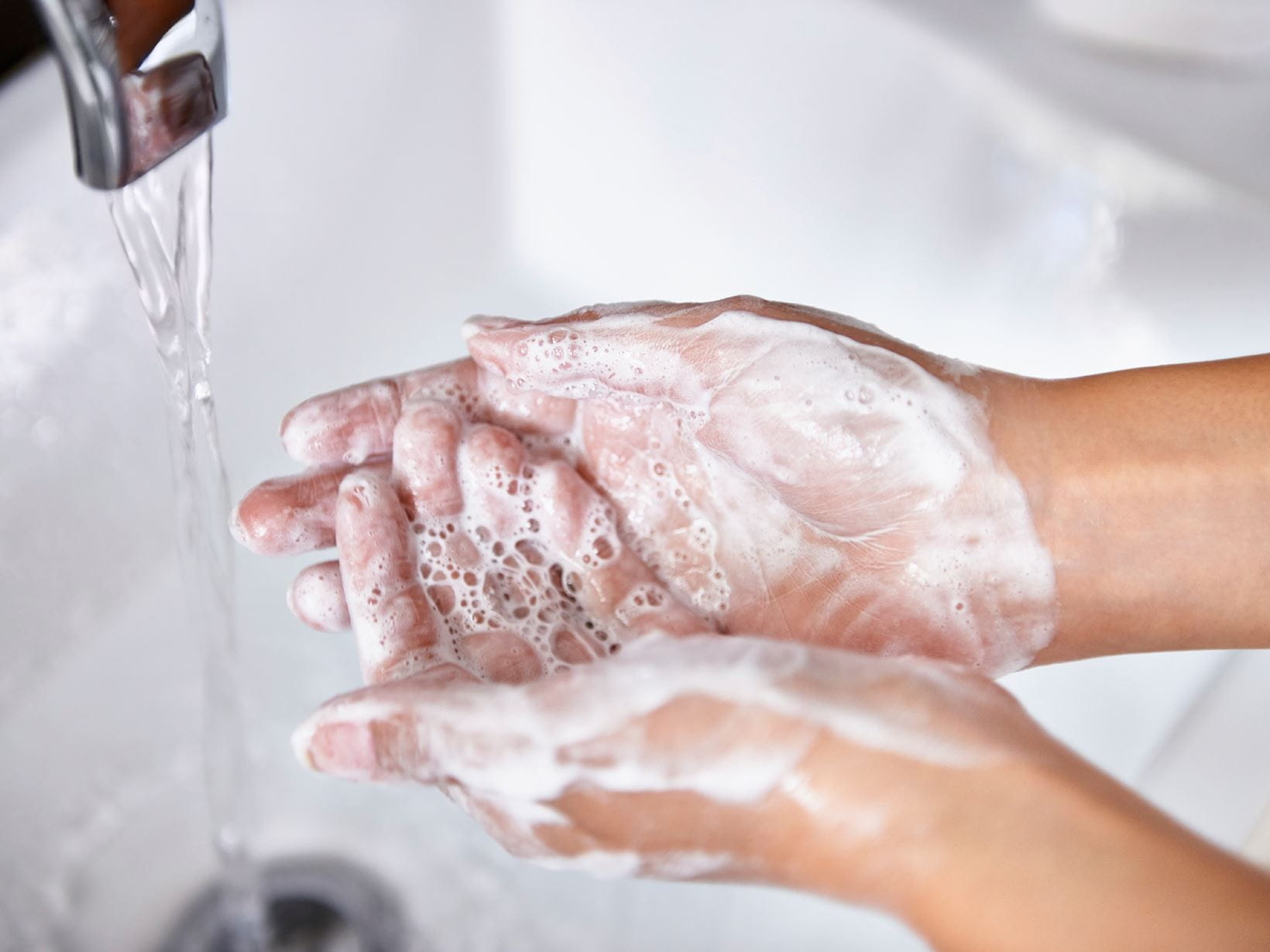 mycie-rąk-pod-bieżącą-wodą