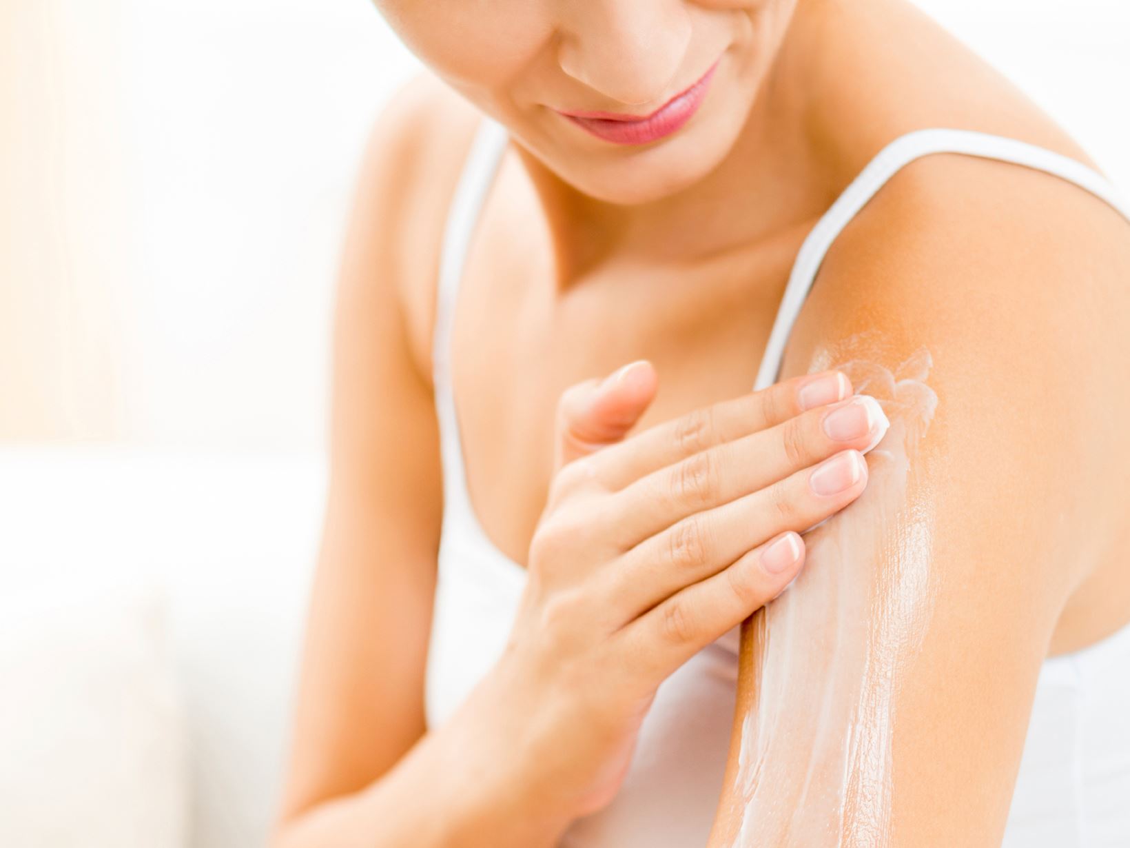 woman preventing streaky fake tan
