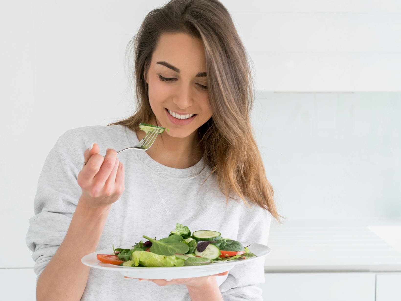 wanita-sedang-diet-makan-salad