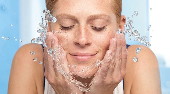 Mulher a lavar o rosto