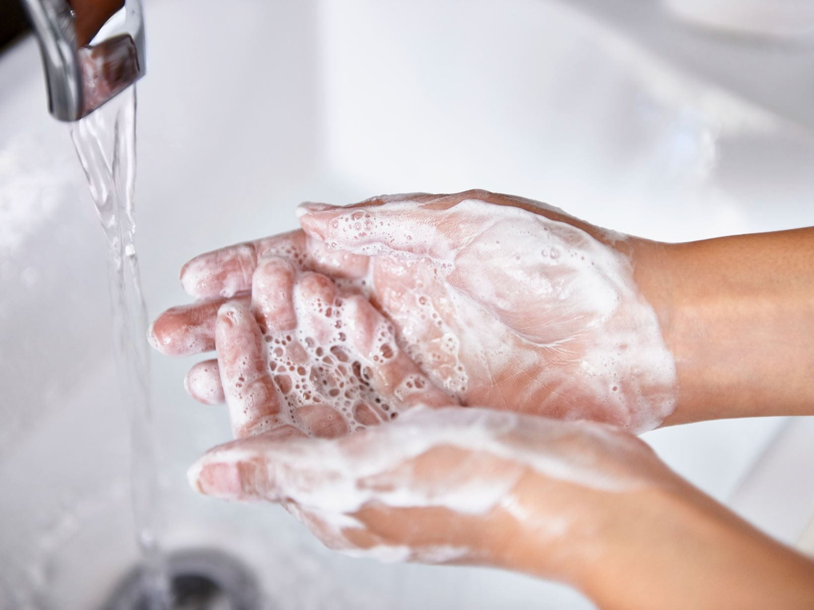 Lavar as mãos debaixo da torneira