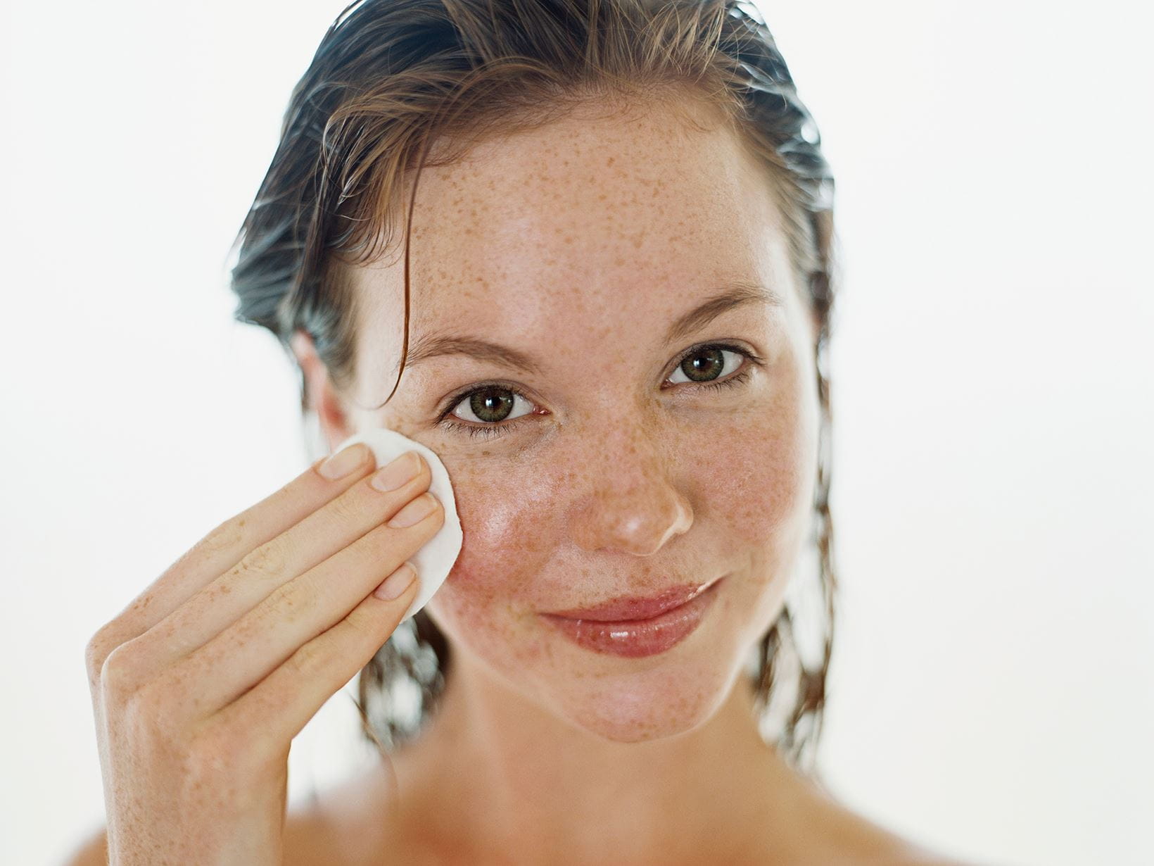 Mulher a lavar o rosto com um disco de limpeza
