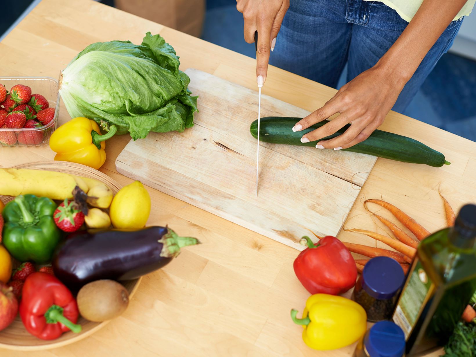 kvinnas-som-förbereder-sallad-med-frukt-och-grönsaker