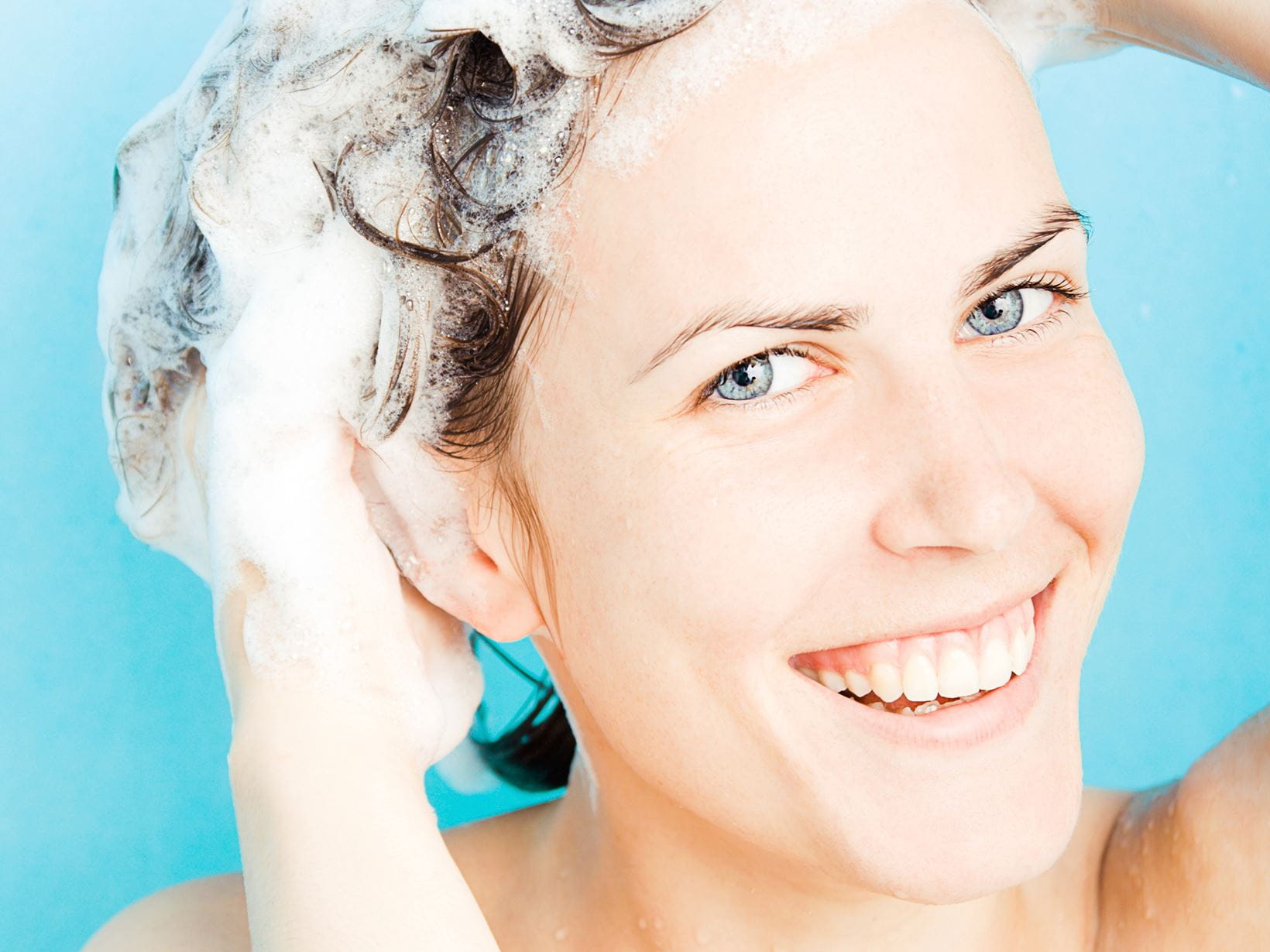leende-kvinna-som-tvättar-håret