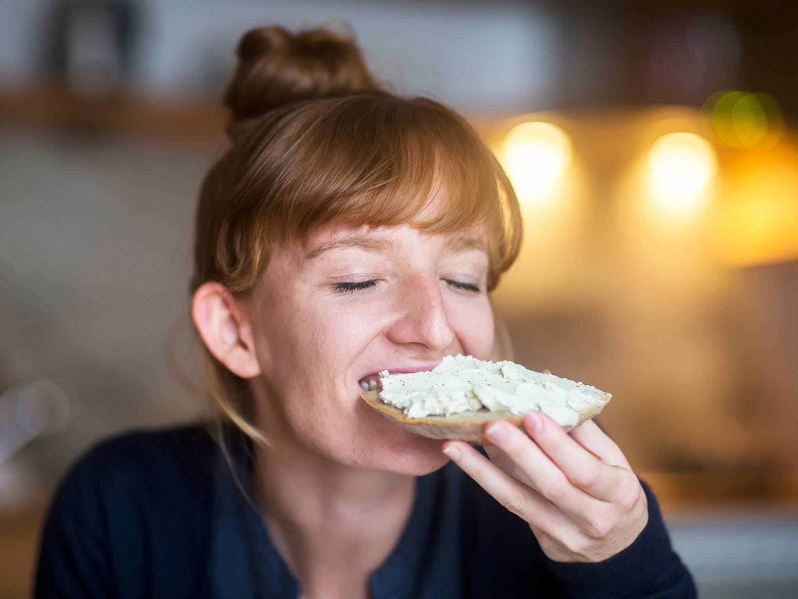femme-mangeant-un-sandwich