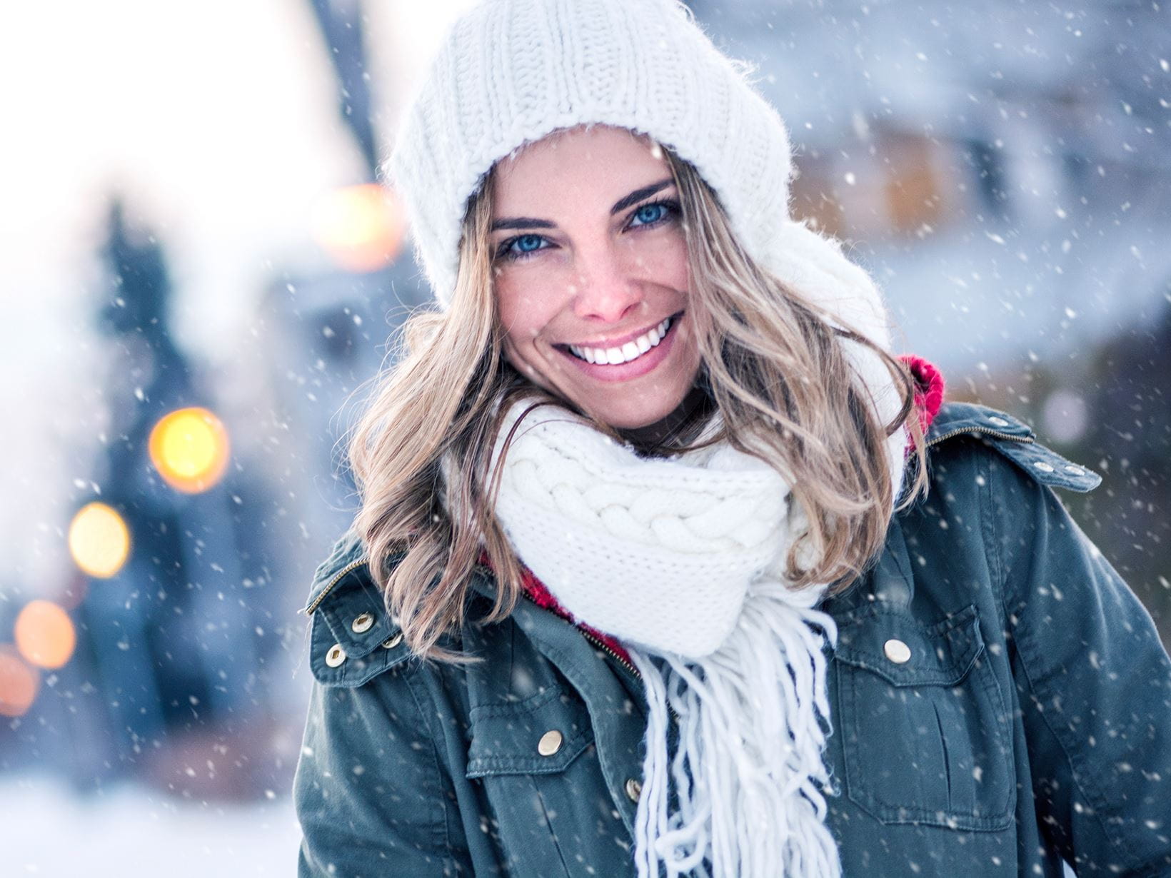 mujer-sonriendo-en-la-nieve