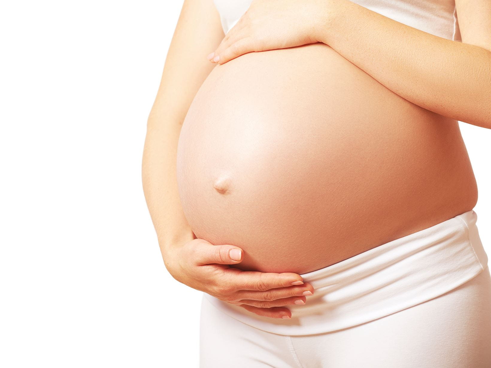mujer embarazada palpando su estómago