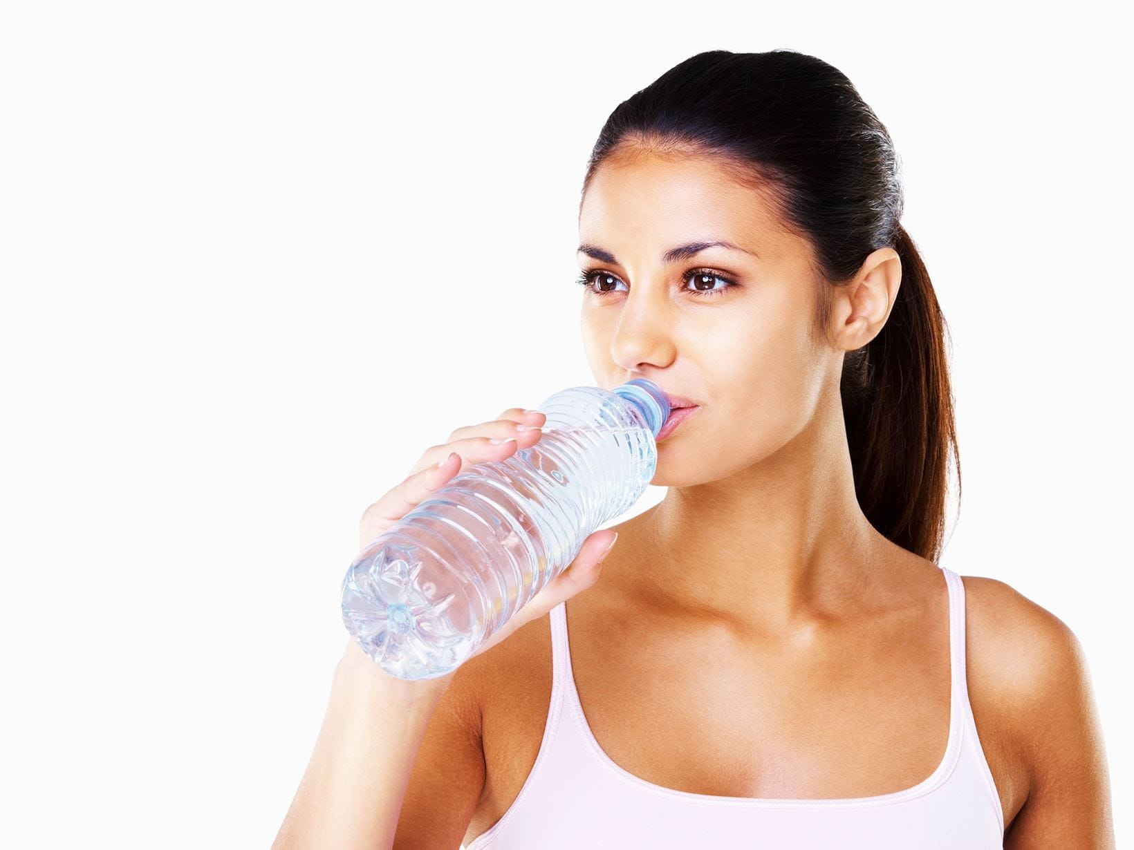 Mujer bebiendo agua sin arrugas en el cuello. NIVEA