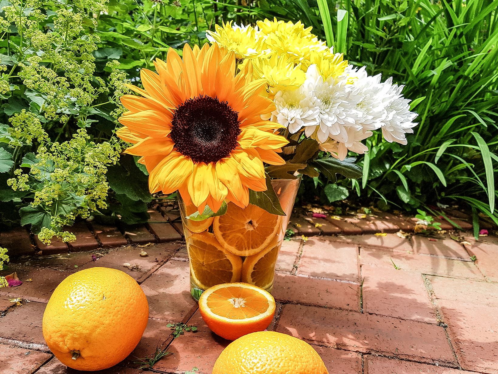 váza na květiny s plátky pomeranče