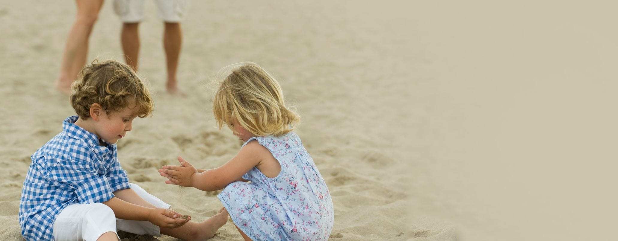 crianças a brincar na areia da praia