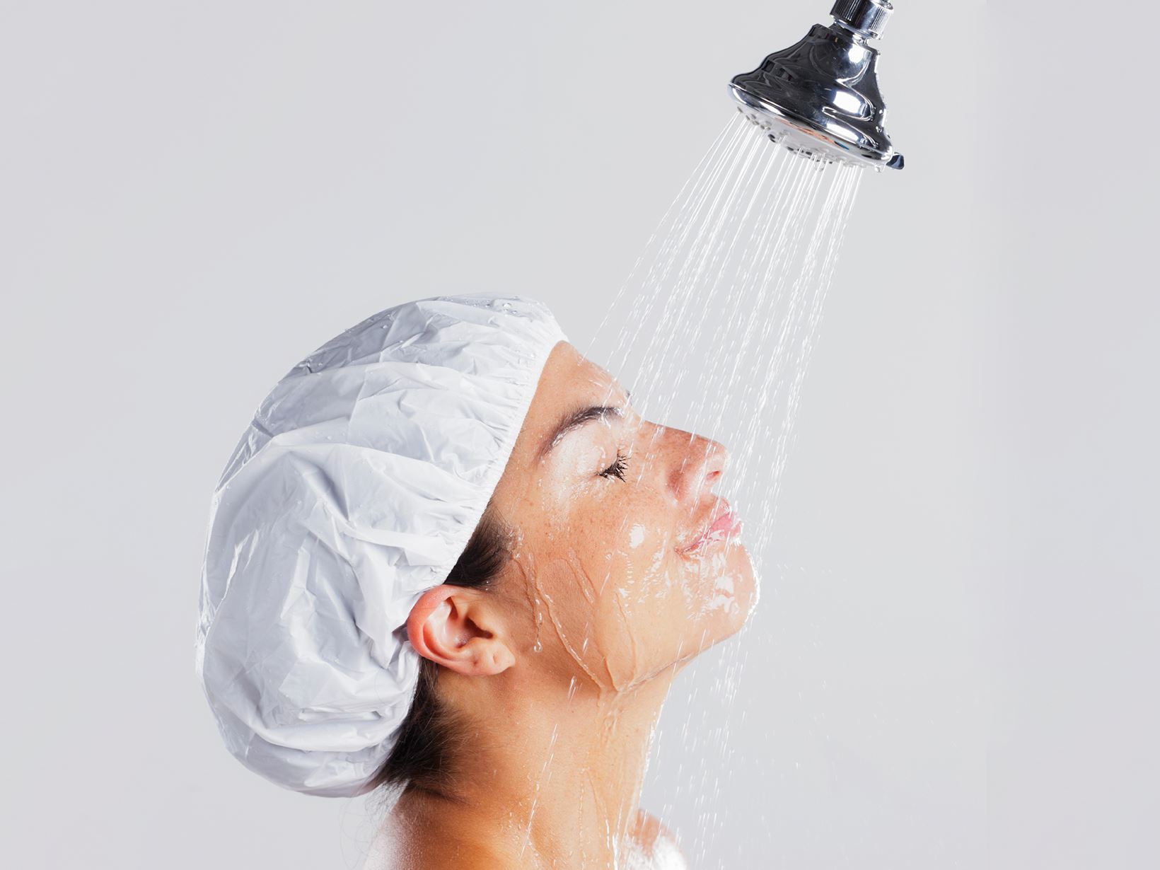 mulher a usar uma touca de cabelo no duche