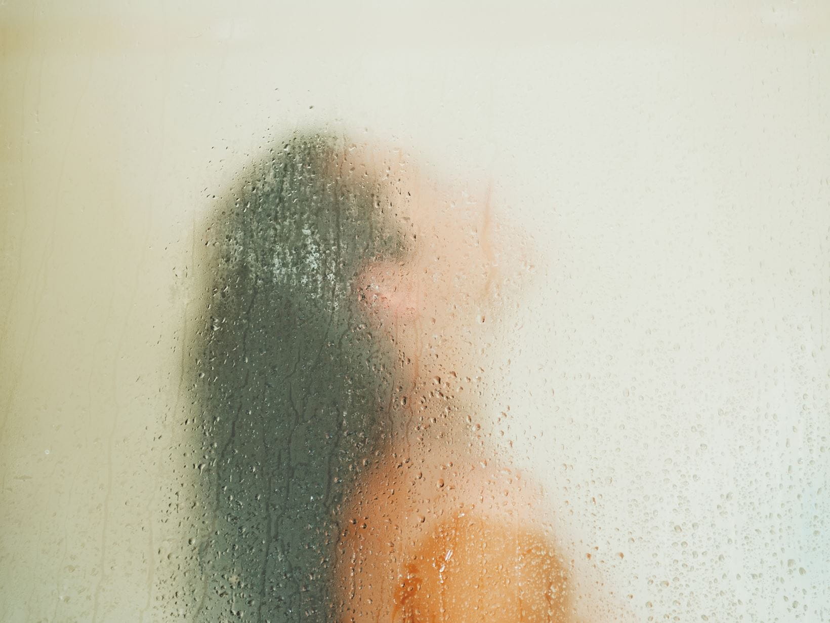 mulher numa cabine de duche