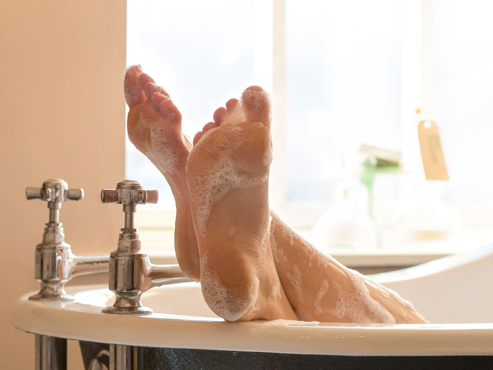 mulher a tomar banho de espuma na banheira