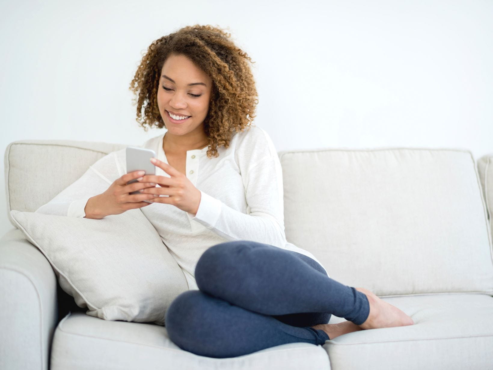 woman-with-smartphone-on-couch
