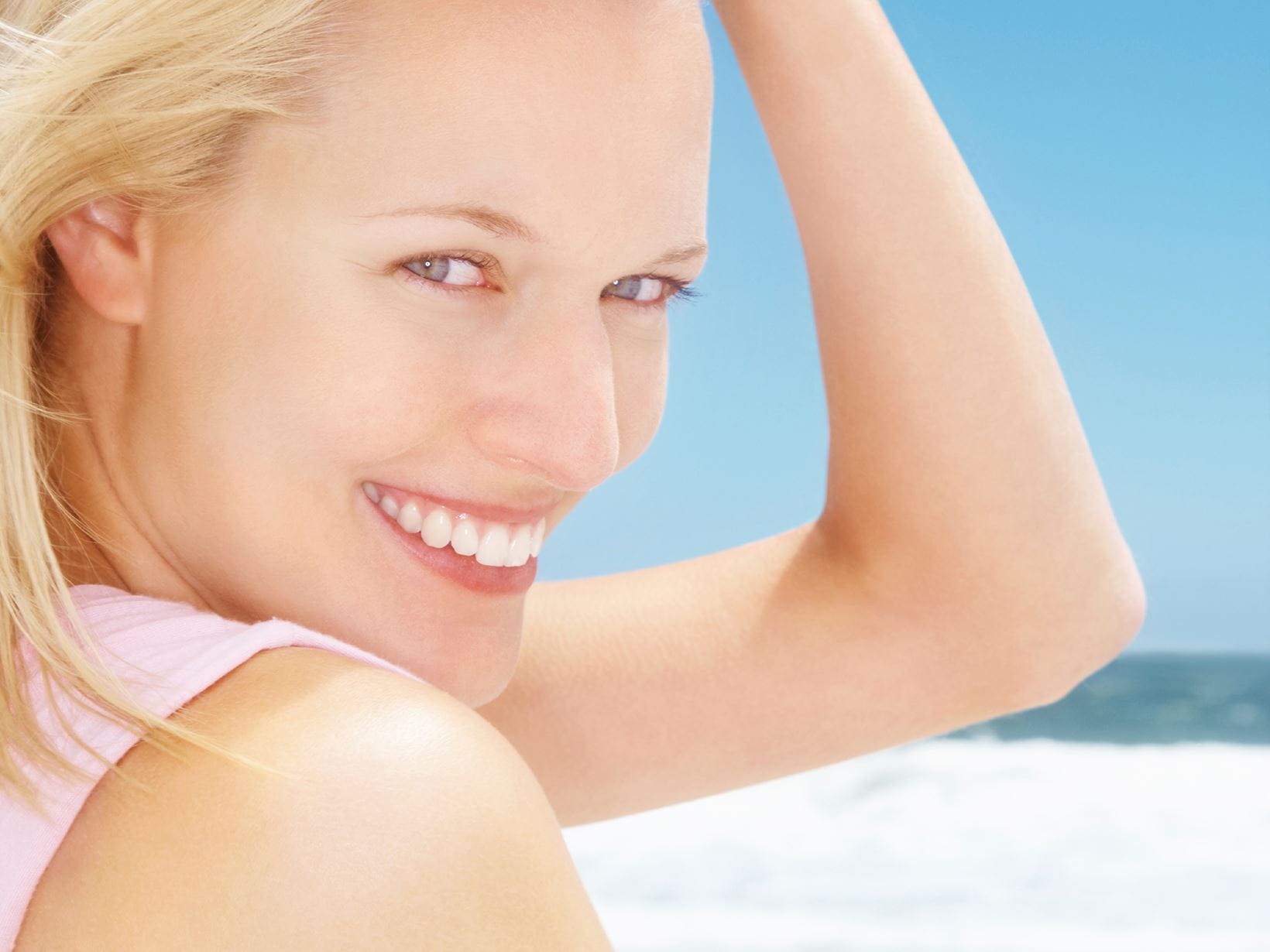 Когато е продължително изложена на UVA лъчите без защита, деликатната кожа на лицето може да загуби еластичността си. В допълнение към осигуряване на защита от преждевременно стареене, *NIVEA Sun Protect&Bronze крем за лице за естествен тен SPF50+* ви помага да постигнете естествена визия на целунати от слънцето. 