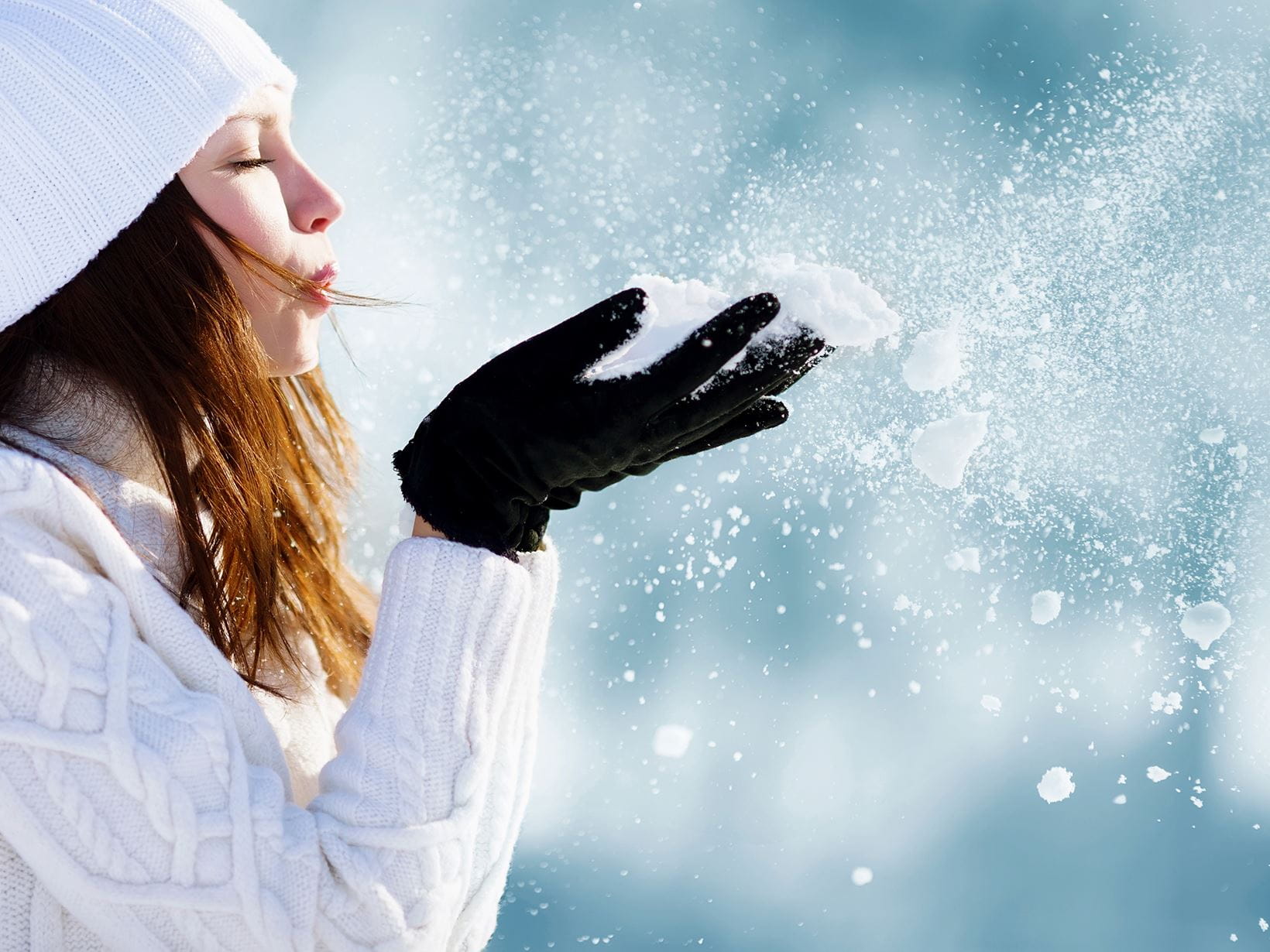 žena sa hrá so snehom