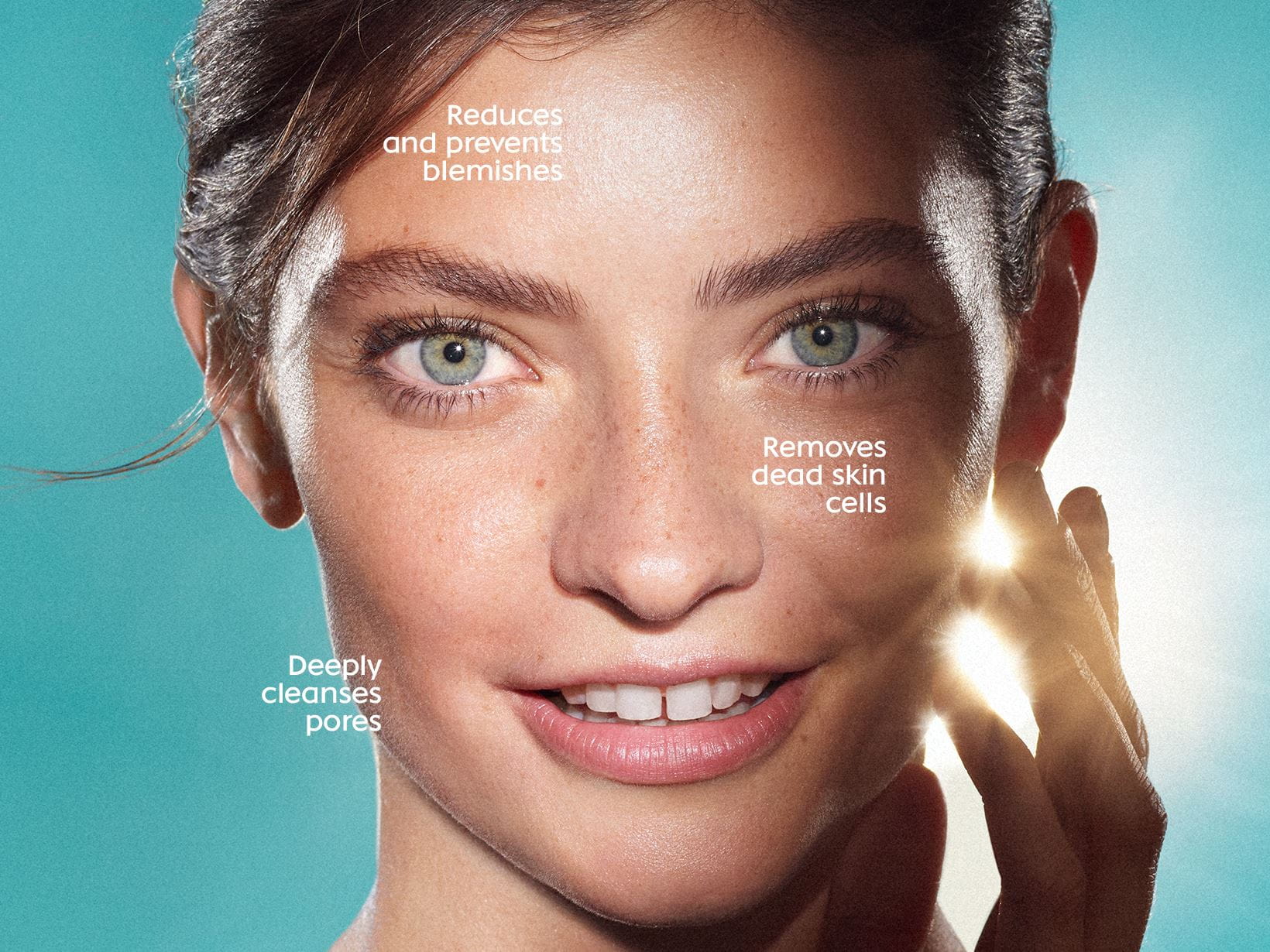 Nærbillede af en kvindes ansigt med ren hud uden urenheder, baggrundsbelyst foran en grøn baggrund.