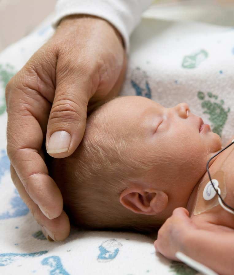 bebé prematuro na encubadora