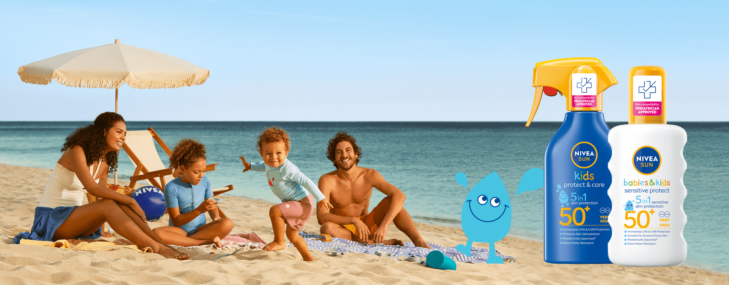 Родители с бебе и дете, играещи на плажа със слънцезащитен крем NIVEA