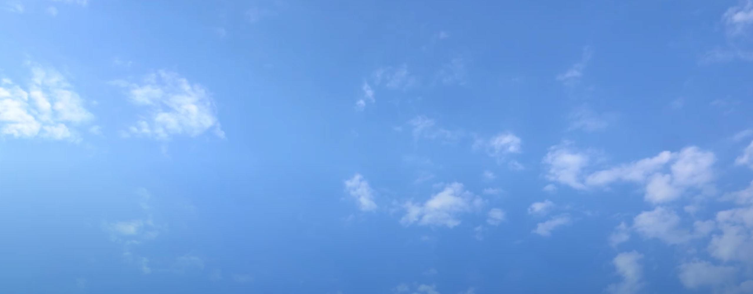 céu azul com poucas nuvens