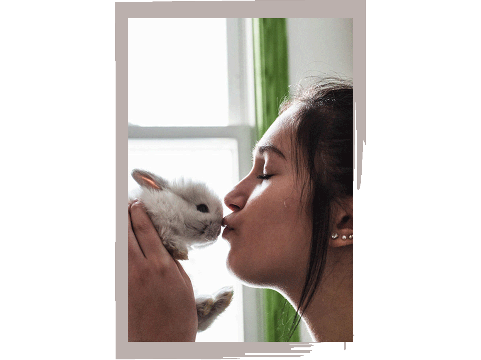 Девушка целует кролика